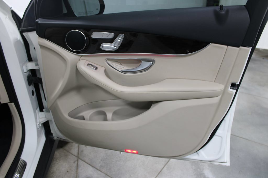 Used 2022 Mercedes-Benz GLC 300 4MATIC image 21