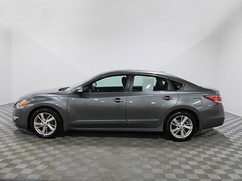 Used 2014 Nissan Altima 2.5 SV w/ Convenience Package FWD image 3