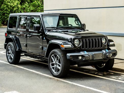 Used 2024 Jeep Wrangler Unlimited AWD/4WD image 10
