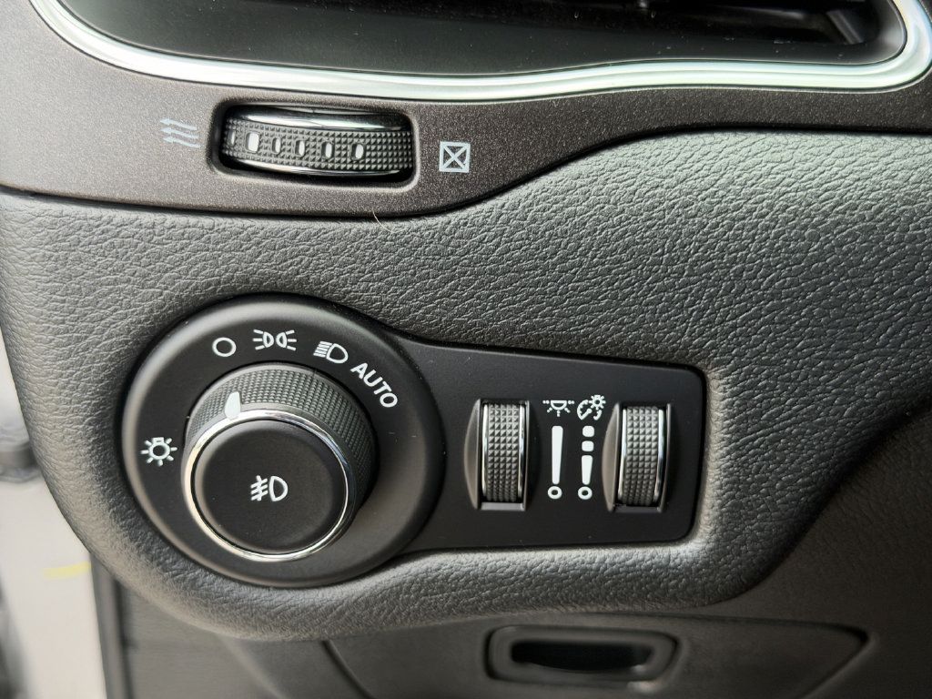 Used 2019 Jeep Cherokee Trailhawk w/ Cold Weather Group AWD/4WD image 30
