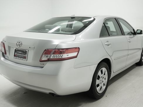 Used 2010 Toyota Camry LE FWD image 3