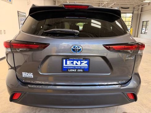 Used 2024 Toyota Highlander XLE AWD/4WD image 6