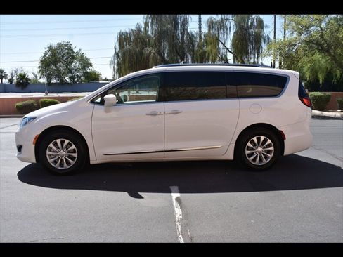 Used 2019 Chrysler Pacifica Touring-L image 4