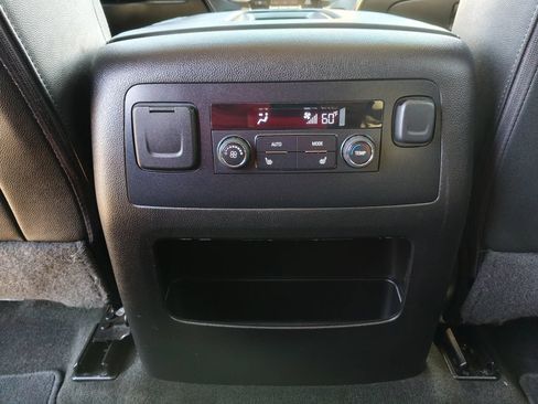 Used 2017 GMC Yukon SLT AWD/4WD image 8