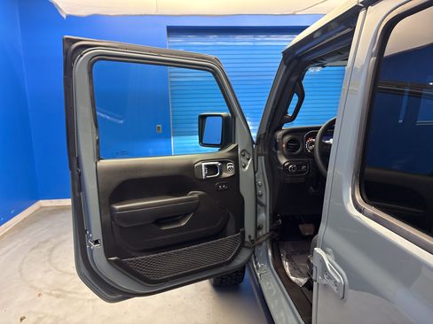 Used 2025 Jeep Gladiator Mojave w/ Convenience Group AWD/4WD image 9