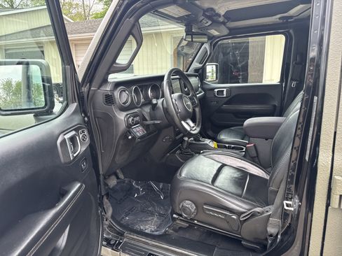 Used 2018 Jeep Wrangler Unlimited Sahara AWD/4WD image 13