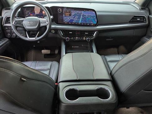 Used 2025 Chevrolet Suburban RST RWD image 16