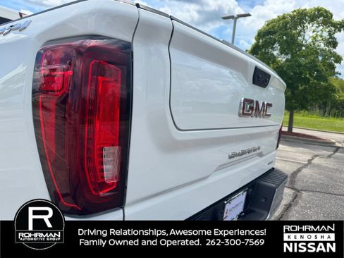Used 2025 GMC Sierra 1500 SLT AWD/4WD image 4
