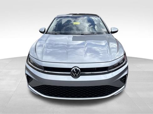 Used 2025 Volkswagen Jetta SE w/ Sunroof Package FWD image 3