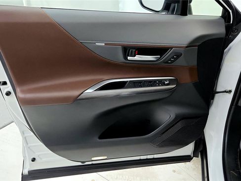 Certified 2024 Toyota Venza XLE image 33