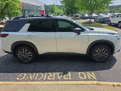 Certified 2023 Nissan Pathfinder SL w/ SL Premium Package FWD image 4