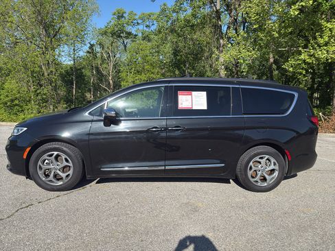 Used 2023 Chrysler Pacifica Limited FWD image 3
