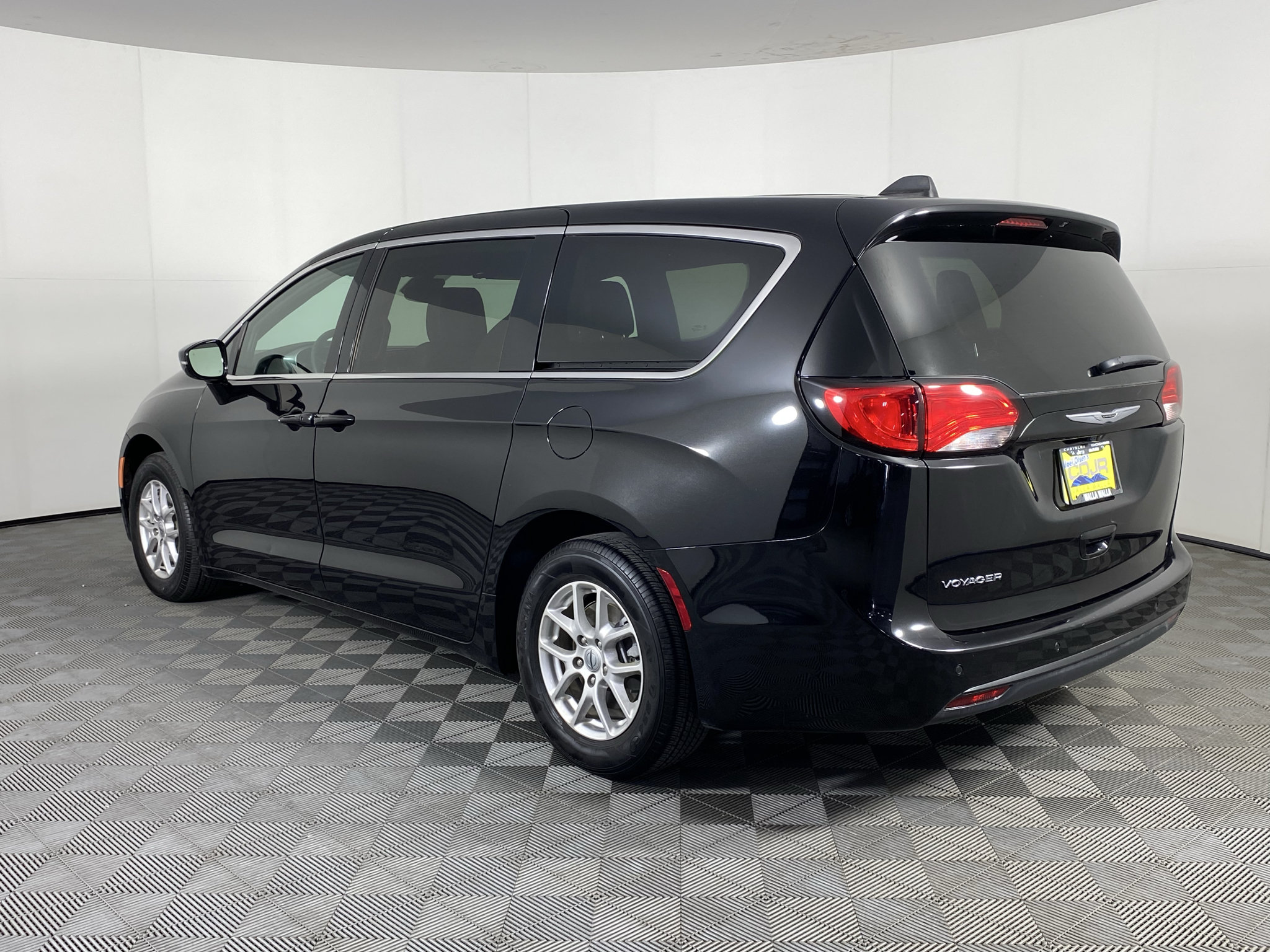 Used 2025 Chrysler Voyager LX FWD image 5