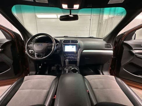 Used 2017 Ford Explorer XLT w/ Equipment Group 202A AWD/4WD image 20