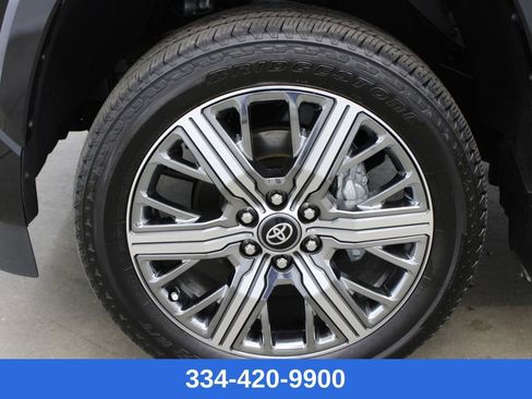 Used 2025 Toyota Sequoia Capstone image 31