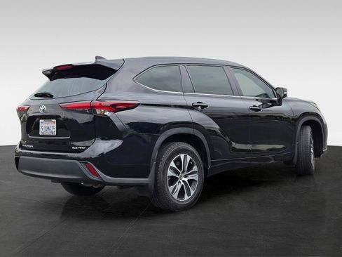 Used 2024 Toyota Highlander XLE AWD/4WD image 4