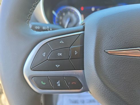 Used 2024 Chrysler Pacifica Touring-L FWD image 17