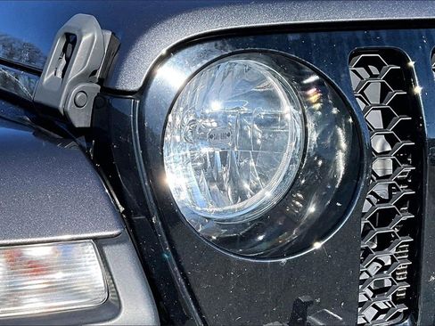 Used 2021 Jeep Gladiator Willys image 32