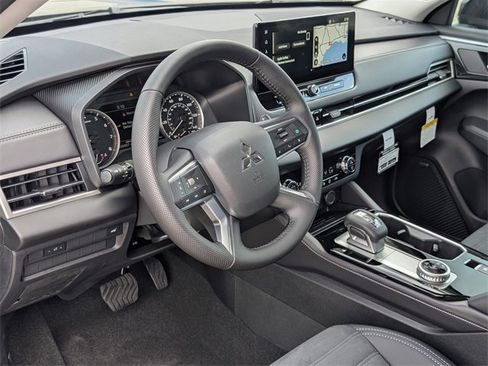 New 2025 Mitsubishi Outlander SE image 14
