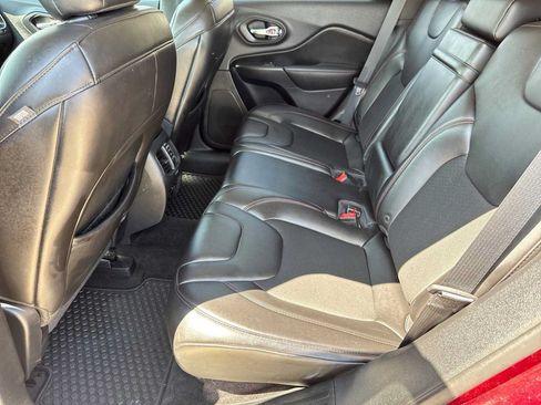 Used 2019 Jeep Cherokee Trailhawk w/ Comfort/Convenience Group AWD/4WD image 19