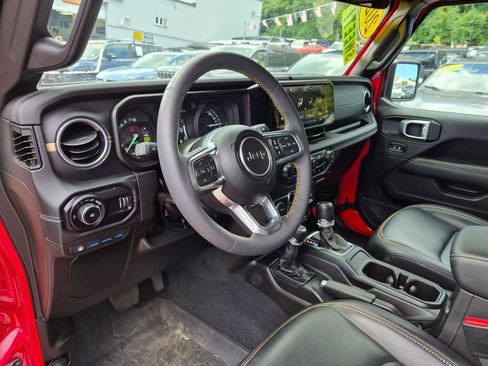 Used 2024 Jeep Wrangler Unlimited Sahara w/ Technology Group AWD/4WD image 13