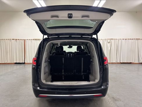 Used 2024 Chrysler Pacifica Touring-L image 25