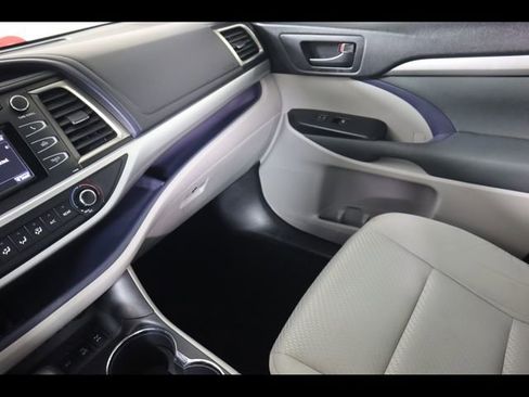 Used 2019 Toyota Highlander LE AWD/4WD image 15
