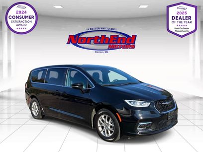 Used 2025 Chrysler Pacifica Select