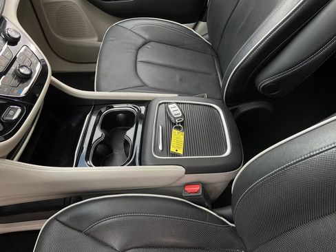 Used 2023 Chrysler Pacifica Limited FWD image 25