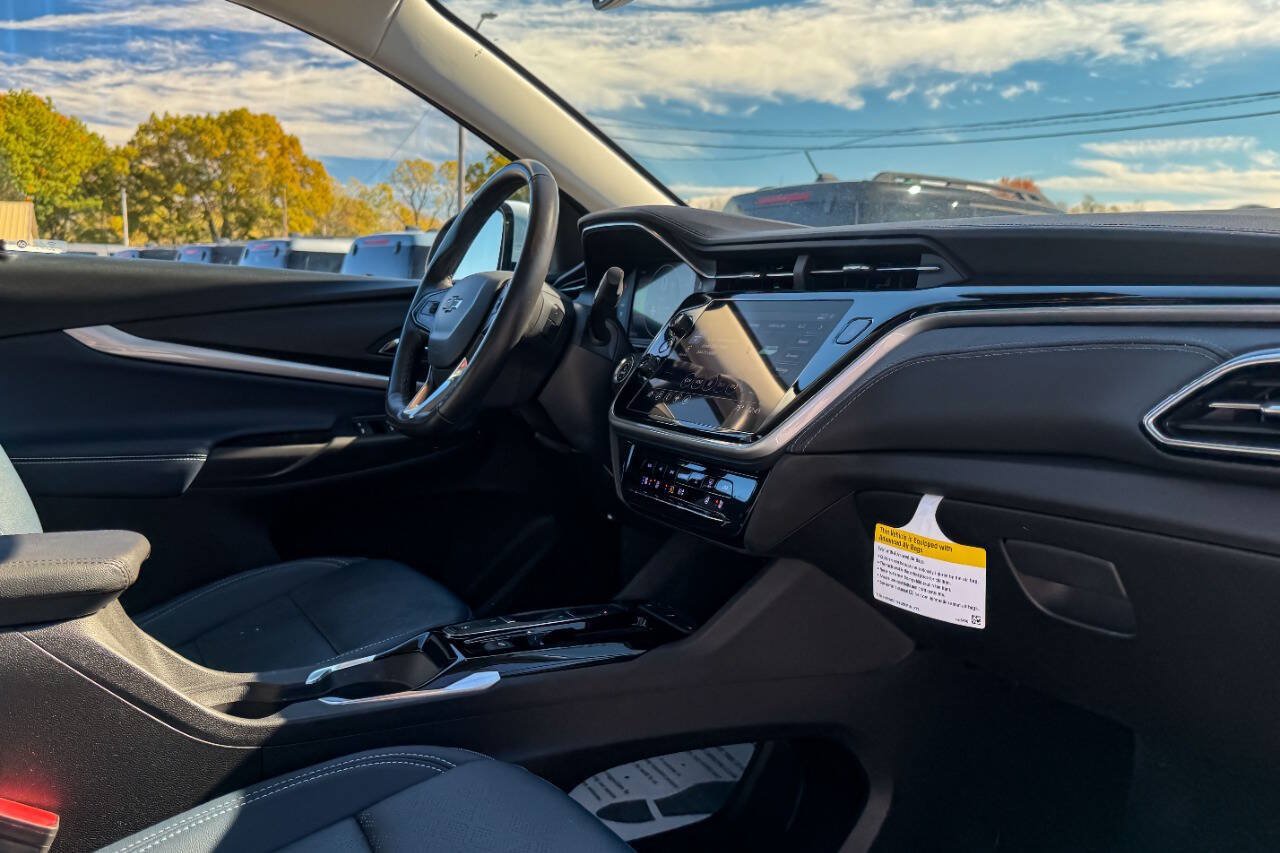 Used 2022 Chevrolet Bolt EUV LT w/ Convenience Package FWD image 11