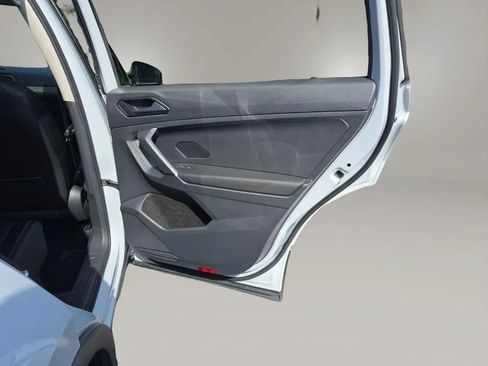 Used 2018 Volkswagen Tiguan SE w/ Panoramic Sunroof Package FWD image 48