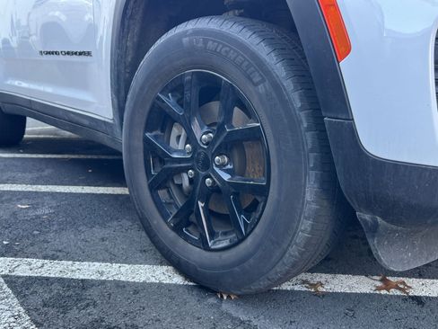 Used 2024 Jeep Grand Cherokee Altitude image 8