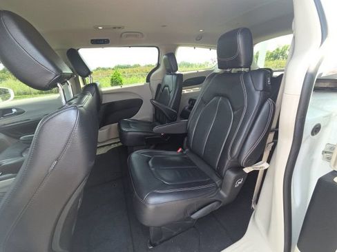 Used 2022 Chrysler Pacifica Touring-L FWD image 19