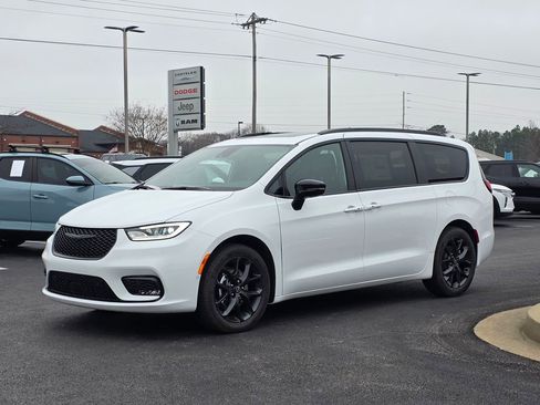 New 2026 Chrysler Pacifica Limited w/ S Appearance Package image 2