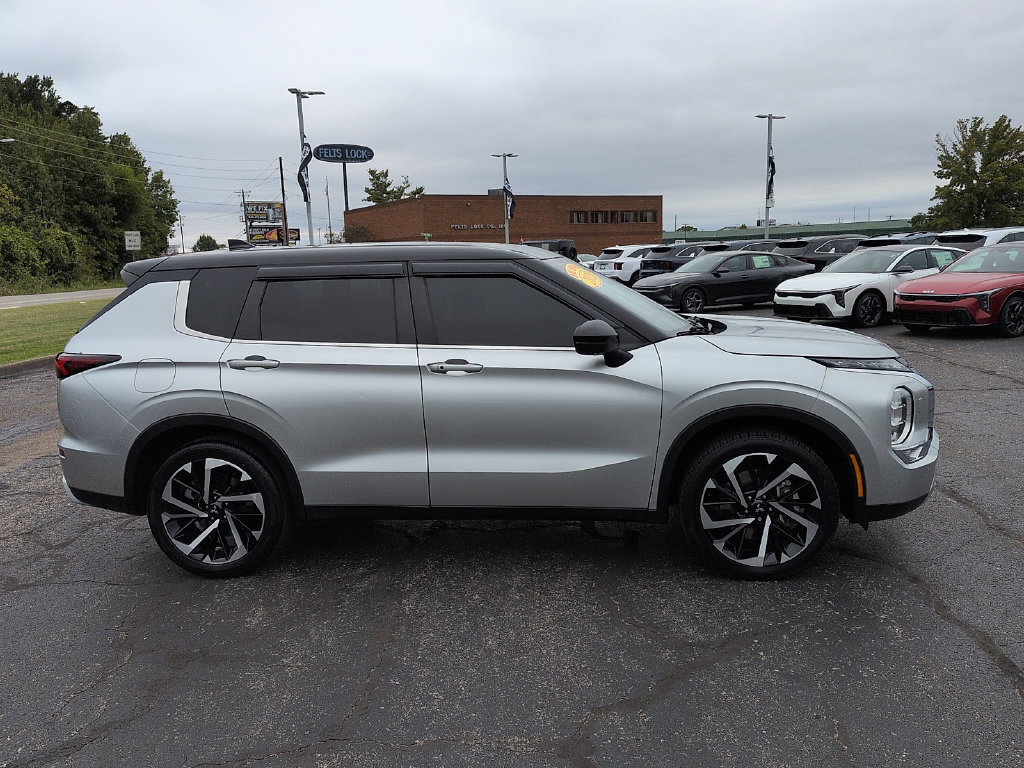 Used 2023 Mitsubishi Outlander SE AWD/4WD image 2