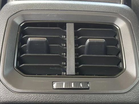 Used 2021 Volkswagen Tiguan SE image 16