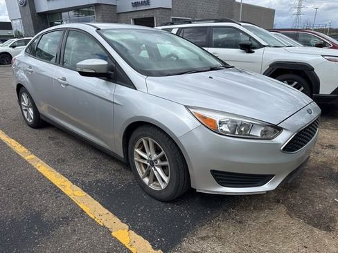 Used 2017 Ford Focus SE FWD image 2