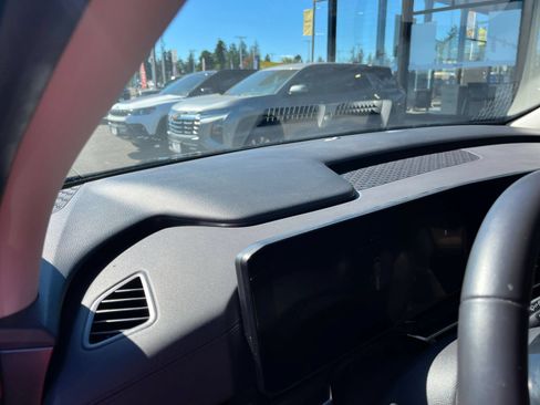 Used 2026 Kia Carnival FWD image 32