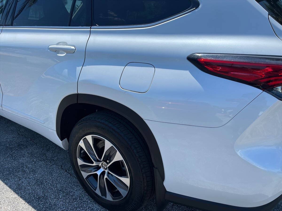 Used 2022 Toyota Highlander XLE AWD/4WD image 19