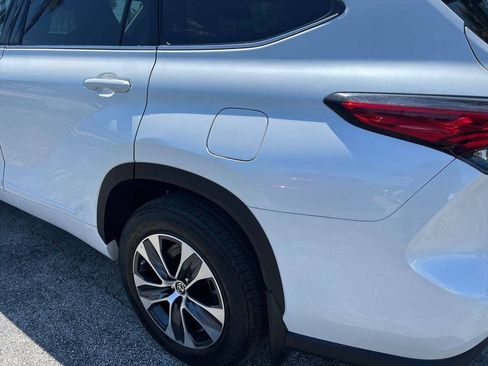 Used 2022 Toyota Highlander XLE AWD/4WD image 19