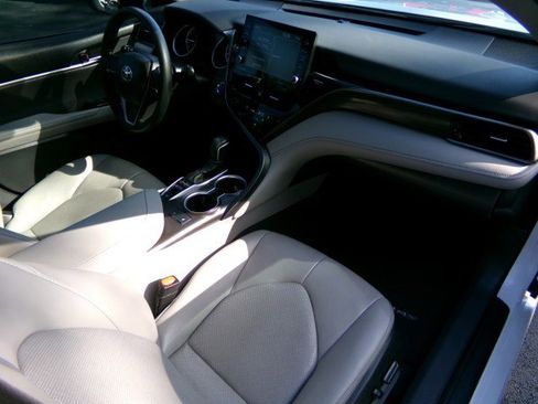 Used 2022 Toyota Camry XLE image 14