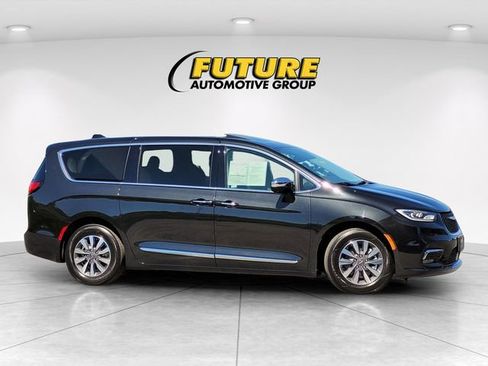Used 2023 Chrysler Pacifica Limited image 9