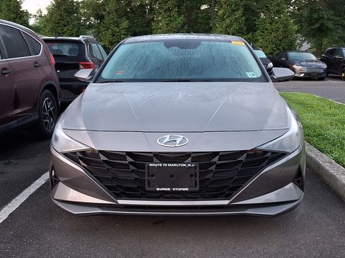 Used 2023 Hyundai Elantra SE FWD image 3