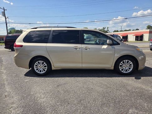 Used 2011 Toyota Sienna XLE FWD image 2
