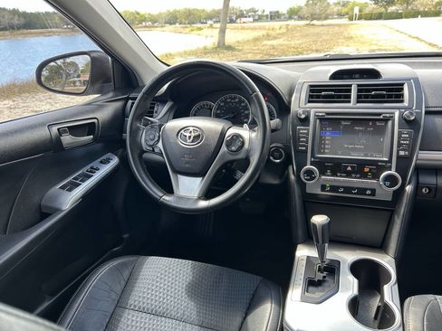 Used 2014 Toyota Camry SE w/ Moonroof Package image 17