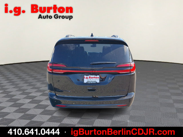 Used 2025 Chrysler Pacifica Limited FWD image 5