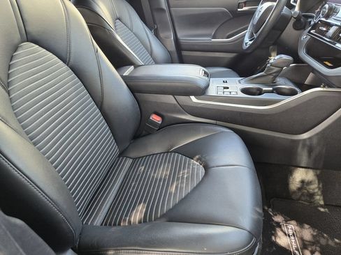 Used 2023 Toyota Highlander XSE FWD image 9