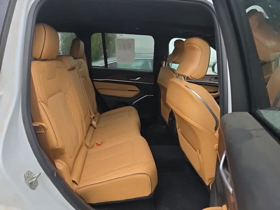 Used 2023 Jeep Grand Cherokee Summit AWD/4WD image 10