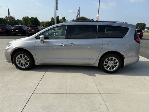Used 2021 Chrysler Pacifica Touring-L w/ Premium & Safety Sphere Group AWD/4WD image 5