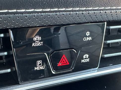 Used 2025 Volkswagen Atlas SE AWD/4WD image 17